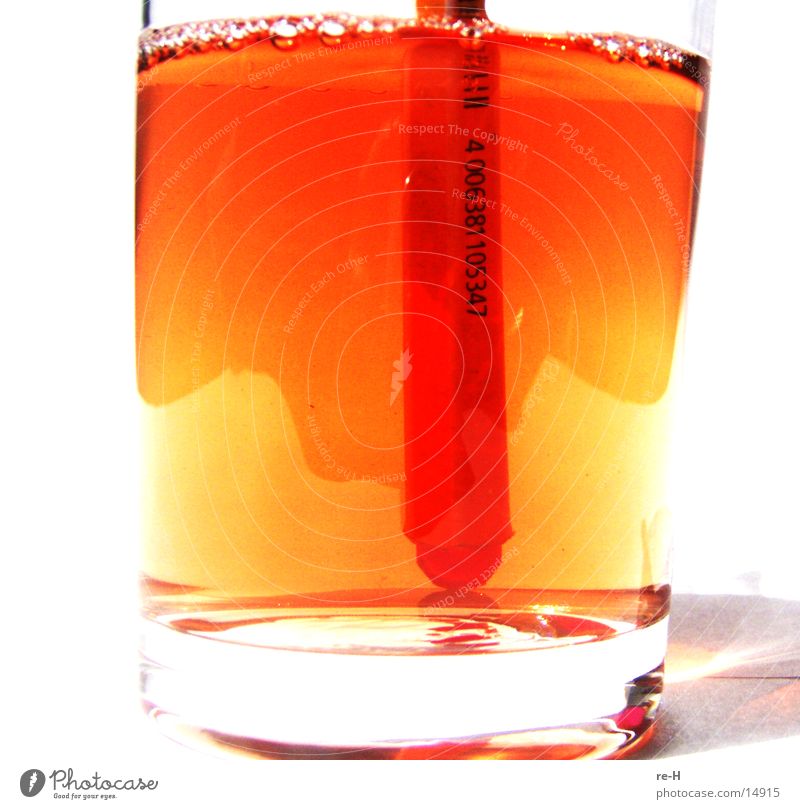 bar - code trinken Alkohol ean-code Glas Reflexion & Spiegelung Nahaufnahme Detailaufnahme Gegenlicht durchleuchtet Menschenleer 1