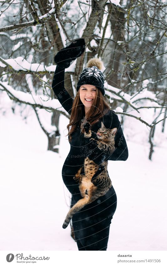 Mama mit einer Katze Lifestyle elegant Stil Freude Leben harmonisch Freizeit & Hobby Spielen Ausflug Abenteuer Freiheit Winter Schnee Winterurlaub feminin