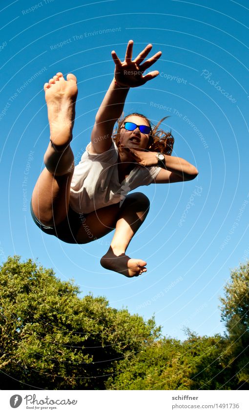 Junge Frau macht Kung-Fu-Figur während sie Trampolin springt Freizeit & Hobby Spielen Mensch feminin Mädchen Jugendliche Hand Finger Fuß 1 13-18 Jahre springen