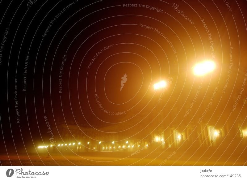 nebellichter Licht Burg oder Schloss Nebel hell Beleuchtung Strahlung schimmern Veranstaltungsbeleuchtung Lampe Laterne Dunst Physik Wärme Nacht Nachtaufnahme