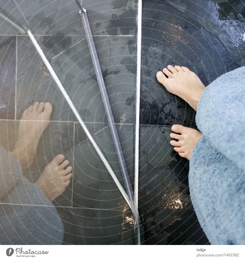 Barfuß im Bad || Lifestyle schön Körperpflege Sinnesorgane ruhig Kur Spa Dusche (Installation) Unter der Dusche (Aktivität) Leben Fuß 1 Mensch Handtuch Linie