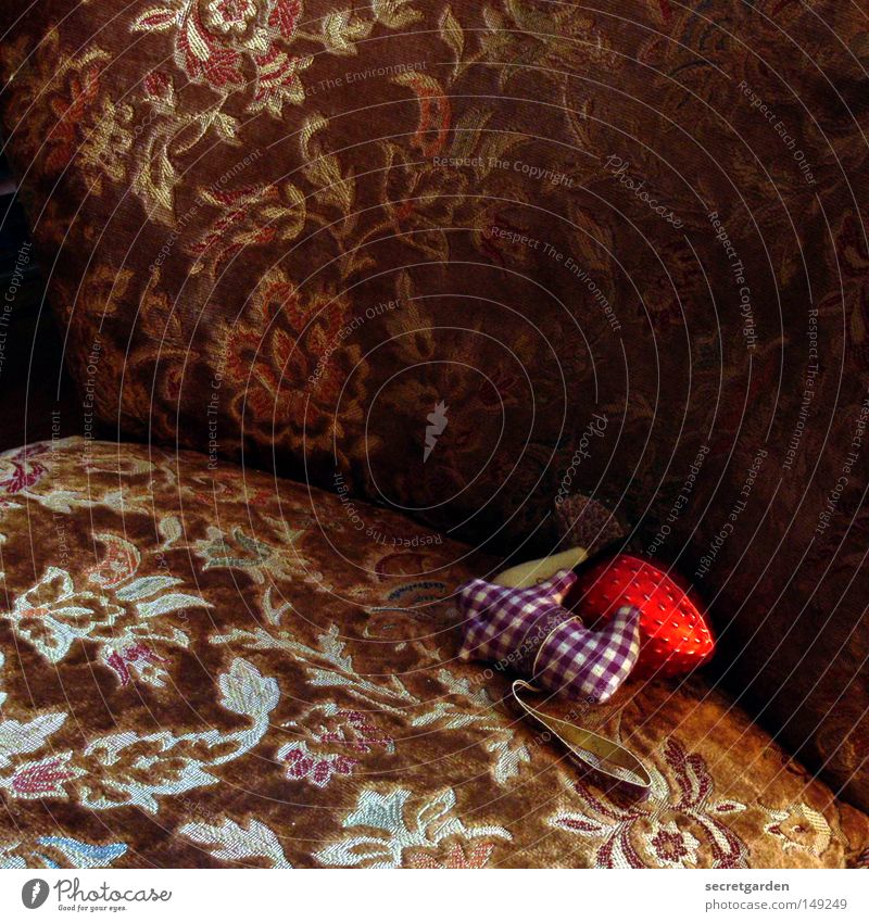 nicht draufsetzen! Sessel Muster Weihnachtsdekoration Schmuck Möbel Wohnung Wohnzimmer gemütlich antik Blume rot Samt Stimmung dunkel kariert