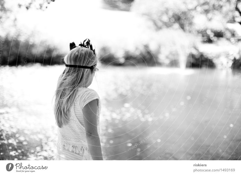Pocahontas Mensch Mädchen Kindheit 1 3-8 Jahre Umwelt Natur Sonne Sommer Schönes Wetter Park Teich See entdecken Erholung glänzend leuchten Blick träumen frei