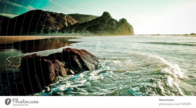 Erlebnis Algarve. Strand Stein Felsen Wasser Atlantik Meer Himmel blau Sand Horizont Einsamkeit Ferne träumen Sommer Strömung nass Brandung Bewegung Flut