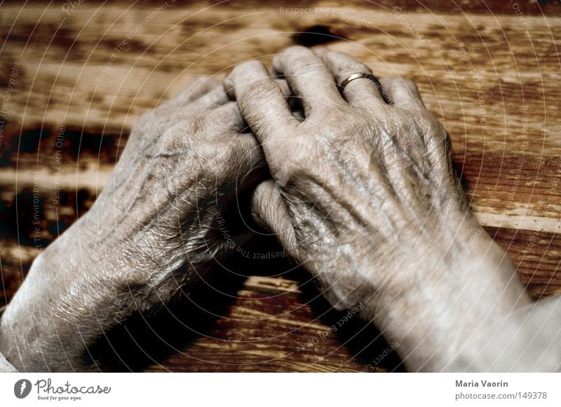 Geschichten des Lebens (3) Hand alt Frau Finger Daumen Haut Senior Falte Lebenslinie Pause ruhen Müdigkeit Zeit Gefühle Wärme Geborgenheit verwundbar Weisheit