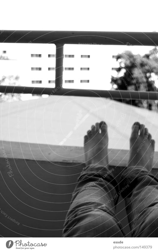 balkonaussichten Schwarzweißfoto Zufriedenheit Erholung Beine Fuß Mauer Wand Balkon gefährlich Perspektive hochlegen Geländer Treppengeländer Monochrom Aussicht