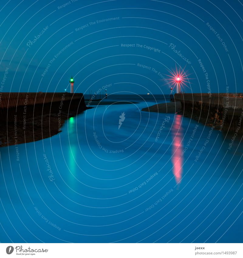 Durch die Nacht Horizont Verkehrswege Schifffahrt Hafen dunkel maritim blau grün rot schwarz ruhig Hoffnung Farbfoto Außenaufnahme Menschenleer Abend Dämmerung