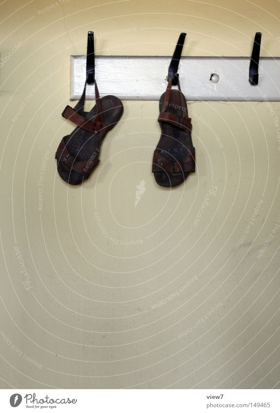 Sandalen Schuhe laufen aufgehen aufhängen Kleiderbügel Bekleidung Kleiderständer Flur Detailaufnahme Lederband Schnalle Schuhsohle Fuß Wand Tapete Putz obskur