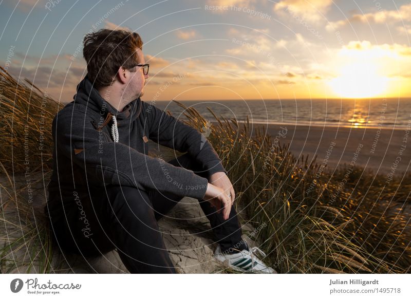 Aussicht auf den Sonnenuntergang Ausflug Strand Meer Mensch maskulin Junger Mann Jugendliche 1 18-30 Jahre Erwachsene Denken Erholung Blick stehen warten Erfolg