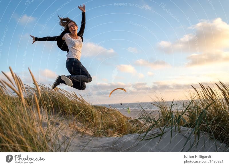 flieg Lifestyle Ferien & Urlaub & Reisen Sommer Strand Meer Mensch feminin Junge Frau Jugendliche 1 18-30 Jahre Erwachsene Gras Sträucher beobachten glänzend