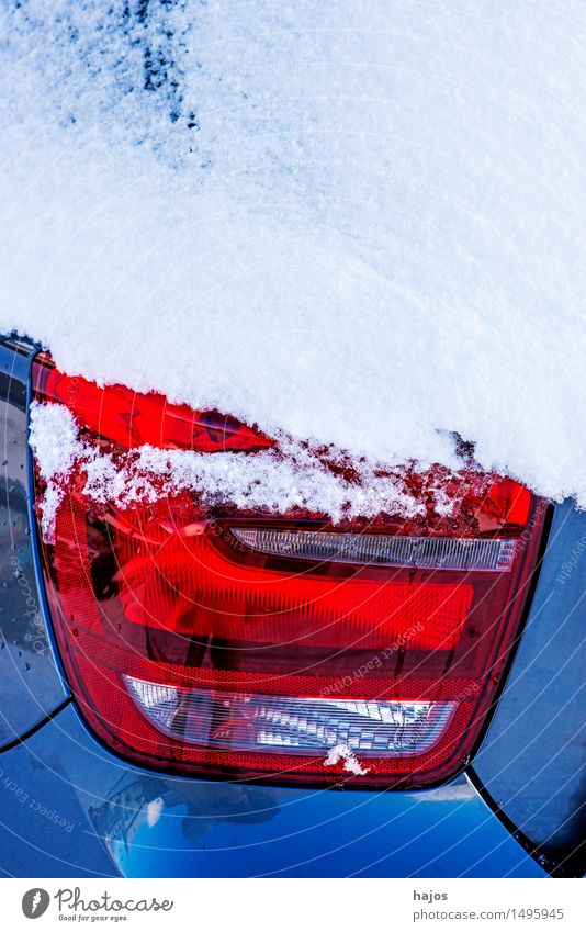 Schnee auf Rücklicht eines Auto ruhig Winter Wetter Verkehr PKW blau rot weiß Idylle Schneehaube Bremslicht Straßenverhältnisse Stlileben Jahreszeiten