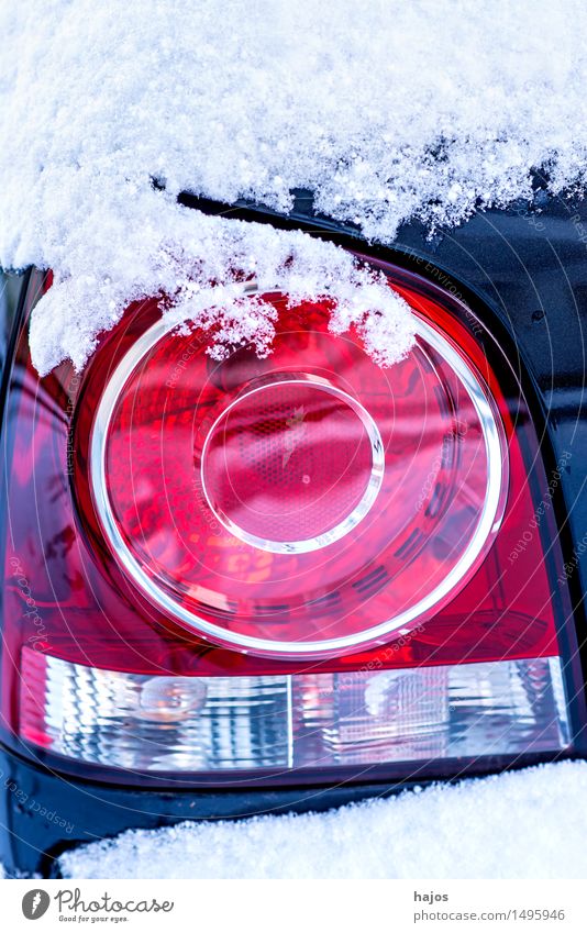 Schnee auf Rücklicht eines Auto ruhig Winter Wetter Verkehr PKW blau rot weiß Idylle Schneehaube Bremslicht Straßenverhältnisse Hochdruck Stlileben Jahreszeiten