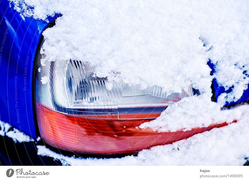 Schnee auf Scheinwerfer eines Autos ruhig Winter Wetter Verkehr PKW blau rot weiß Idylle Schneehaube Straßenverhältnisse Hochdruck Stlileben Jahreszeiten