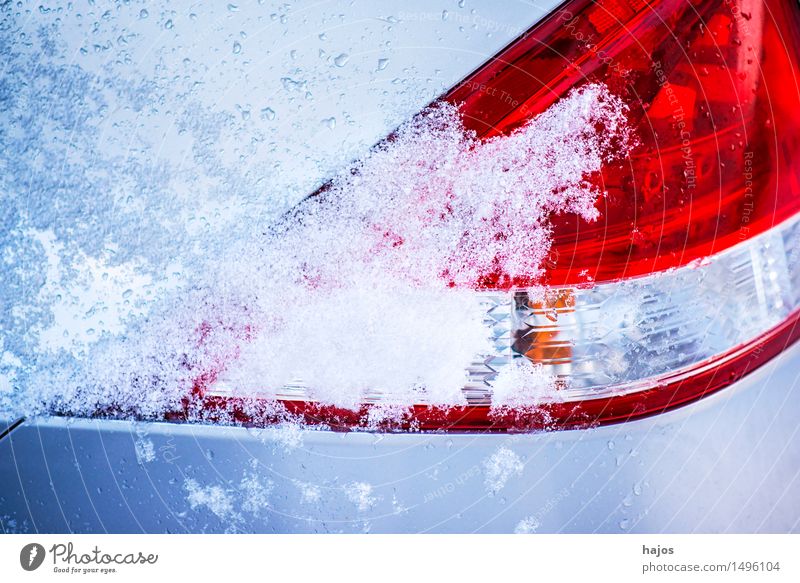 Schnee auf Rücklicht eines Auto ruhig Winter Wetter Eis Frost Verkehr PKW blau rot weiß Idylle Schneehaube Bremslicht Straßenverhältnisse Stlileben Jahreszeiten