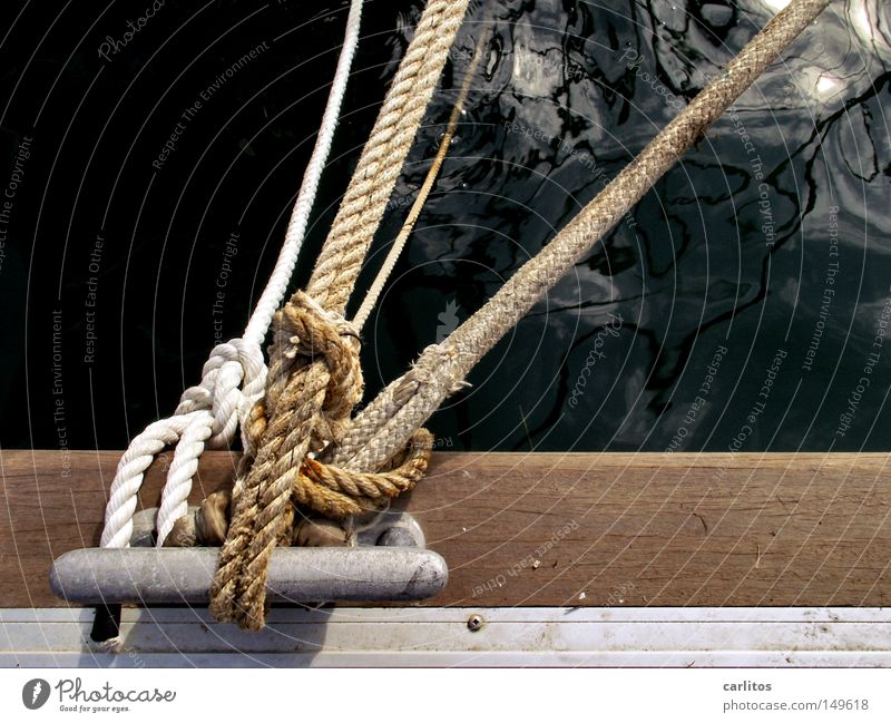 Leinen los Meer dunkel schwarz Reflexion & Spiegelung Anlegestelle Mole Schifffahrt Seil fest Kraft Gewicht belegen Wasserfahrzeug Poller Sicherheit Vertrauen