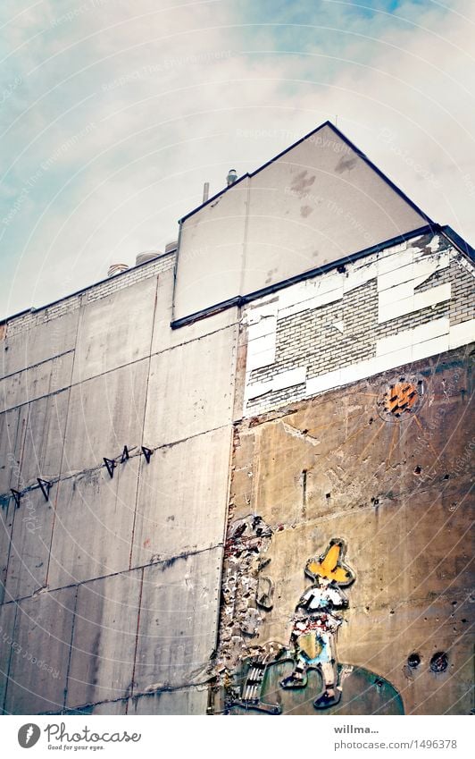 alte Leuchtreklame in Leipzig Fassade Wand Giebelseite historisch Stadt Werbung DDR Verfall Vergänglichkeit Sanieren Sombrero Gärtner Mexikaner Sonne kaputt