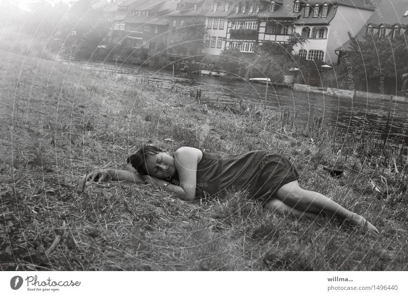 Frau schläft im Gras am Ufer eines Flusses liegen ruhen Flussufer Sommer Wiese Regnitz Bamberg Kleid Erholung schlafen ausruhend Müdigkeit Urlaubsstimmung