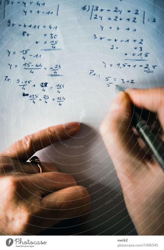 Rechnungswesen Bildung lernen Lehrer rechnen Mathematik mathematische Übung üben Beruf Arbeitsplatz Büro feminin Hand Finger Zeichen Ziffern & Zahlen einfach