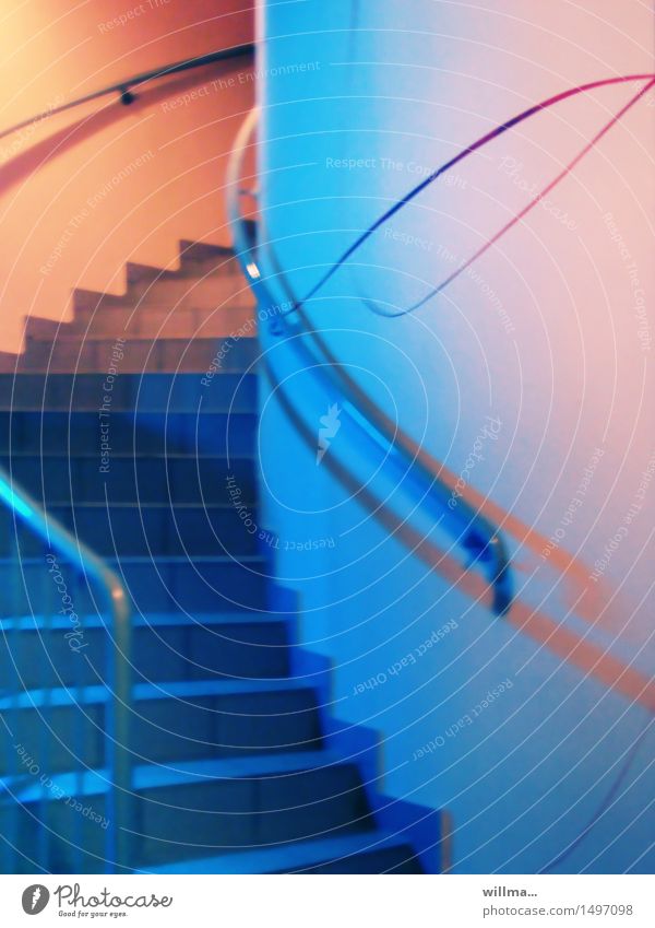 Der Aufschwung Architektur Treppe Wendeltreppe blau orange rosa Beginn Perspektive Schwung schwungvoll Pastellton aufwärts Treppengeländer Karriere aufsteigen