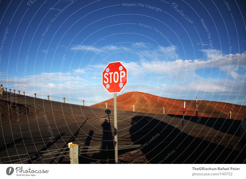 Schlafender Vulkan Hawaii stoppen Schilder & Markierungen Berge u. Gebirge Observatorium USA Amerika Insel Wüste Straße Zaun Schatten Himmel Stimmung Wolken