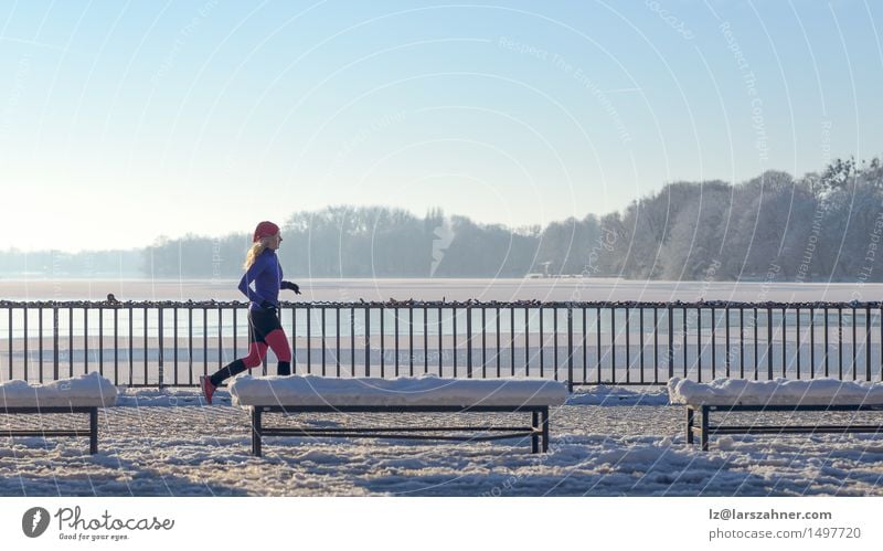 Junge Frau, die in Winter läuft Lifestyle Meer Schnee Sport Erwachsene 1 Mensch 30-45 Jahre Wetter See Fitness kalt weiß Aktion sportlich Kleidung Entwurf