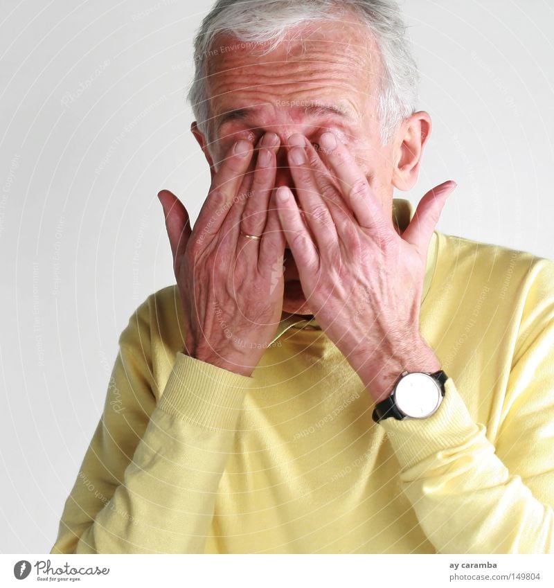 Was ist mit der [Zeit los] ? Mann alt Hand Müdigkeit Uhr zeitlos gelb grau grauhaarig Pause spät Falte Hautfalten schlafen Sand Scheitel Porträt verheiratet