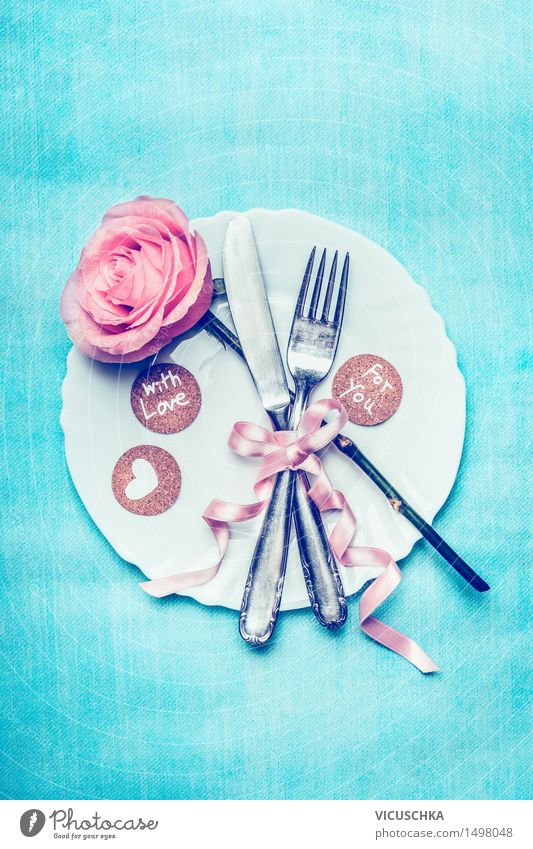 romantisches Tischgedeck mit Rosa und Herz Festessen Geschirr Teller Besteck Messer Gabel Stil Design Innenarchitektur Dekoration & Verzierung Veranstaltung