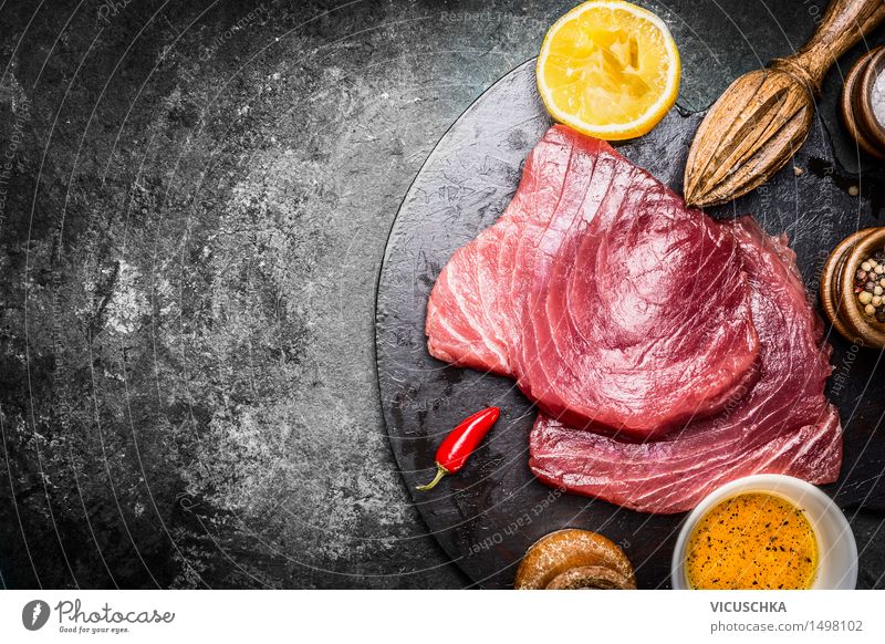 Thunfisch Steaks mit Zutaten für Grill oder Kochen Lebensmittel Fisch Frucht Kräuter & Gewürze Öl Ernährung Mittagessen Abendessen Festessen Bioprodukte Diät