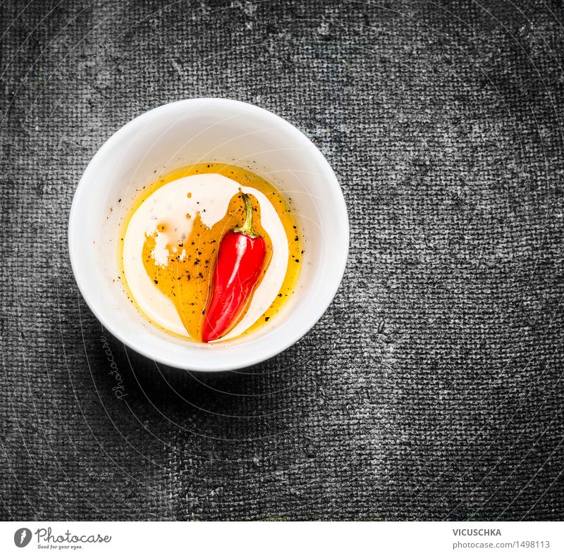 Oliven Öl und rote Chili-Pfeffer in der Schüssel Lebensmittel Kräuter & Gewürze Ernährung Bioprodukte Vegetarische Ernährung Diät Slowfood Schalen & Schüsseln
