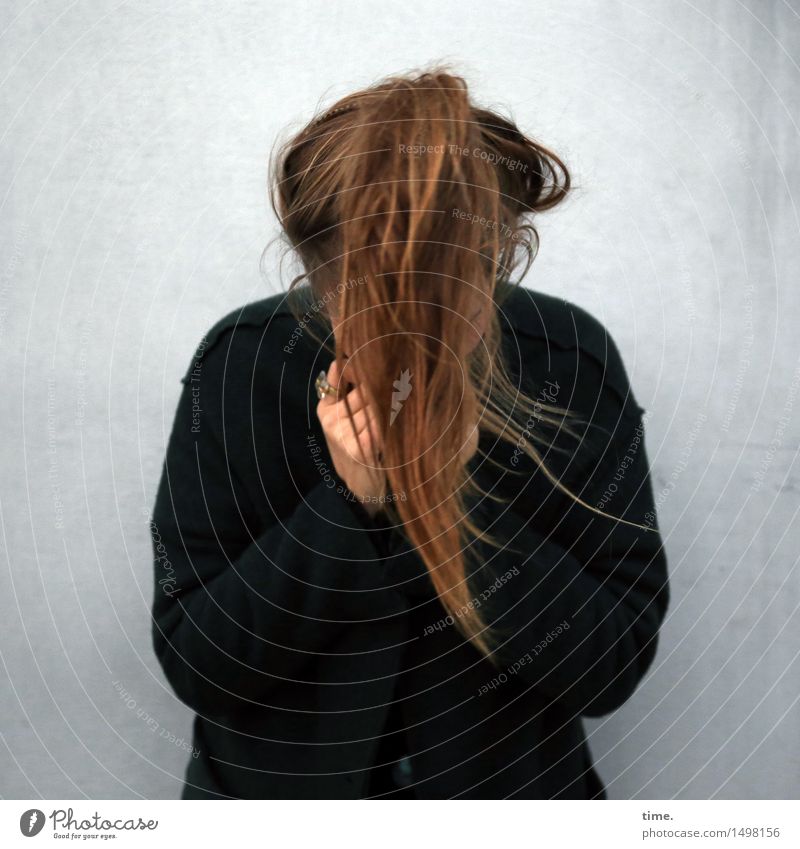. feminin Frau Erwachsene Haare & Frisuren 1 Mensch Mauer Wand Pullover brünett langhaarig Zopf Bewegung fallen weinen Sicherheit Schutz Leben Traurigkeit Sorge