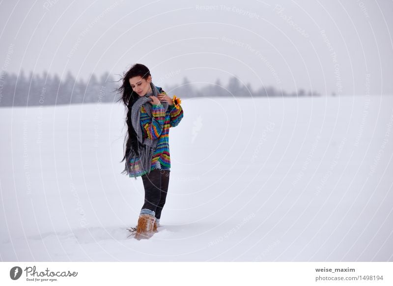 Ypung Frau in einer Strickjacke auf einem Winterweg Glück schön Ferien & Urlaub & Reisen Schnee wandern Junge Frau Jugendliche Erwachsene Körper Haut Kopf