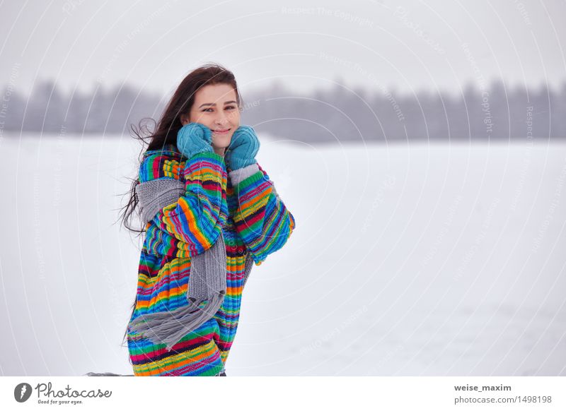 Junge Frau in einer Strickjacke auf einem Winterweg Glück schön Ferien & Urlaub & Reisen Schnee wandern Mensch Jugendliche Erwachsene Kopf Haare & Frisuren Arme