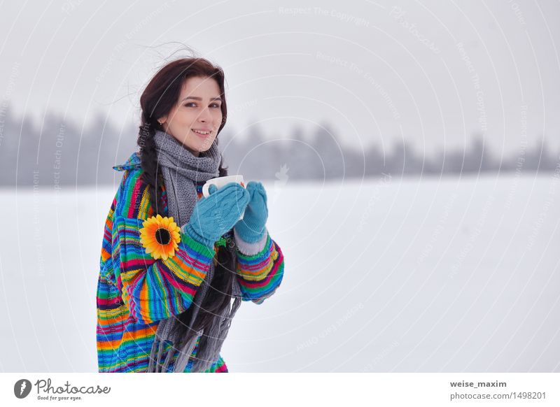 Junge Frau in einer Strickjacke auf einem Winterweg Kaffee Tee Becher Glück schön Ferien & Urlaub & Reisen Schnee wandern Mensch Jugendliche Erwachsene Körper