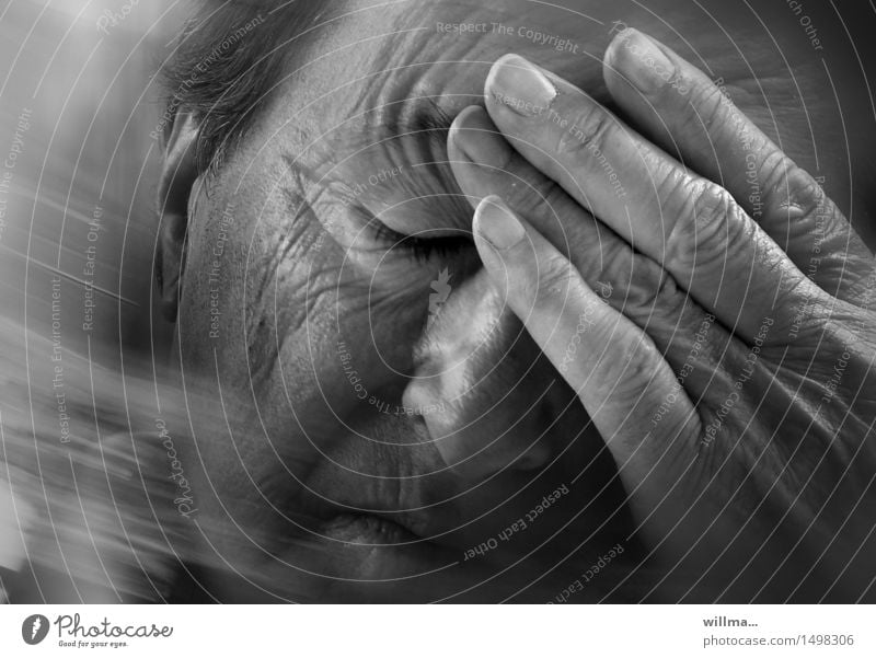 Kopfschmerzen, oder das große Vergessen Gesicht Krankheit Mensch Mann Erwachsene Männlicher Senior Hand alt Denken Traurigkeit Gefühle Sorge Trauer Müdigkeit