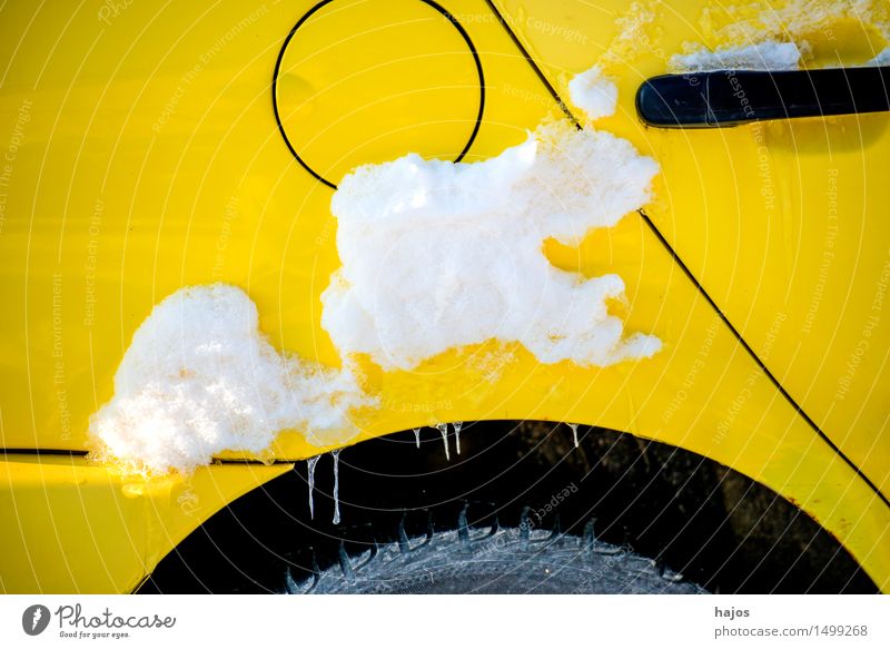Schnee auf gelbem Auto ruhig Winter Umwelt Natur Wetter Verkehr Autofahren PKW weiß Idylle Schneehaube Eiszapfen Reifen Straßenverhältnisse Hochdruck Stlileben