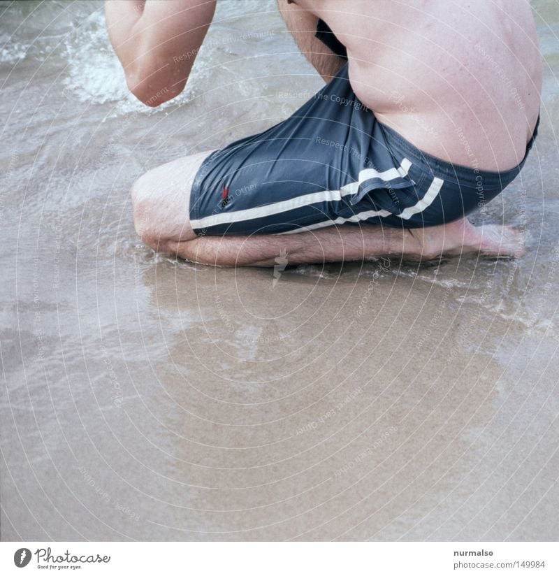 ein bisschen Meer "!" Strand Ostsee Wasser Mann Badehose Speck Bauch dick Körper Streifen Kur Gelenk Körperhaltung Rücken Haut maskulin Sommer Erfrischung Fuß