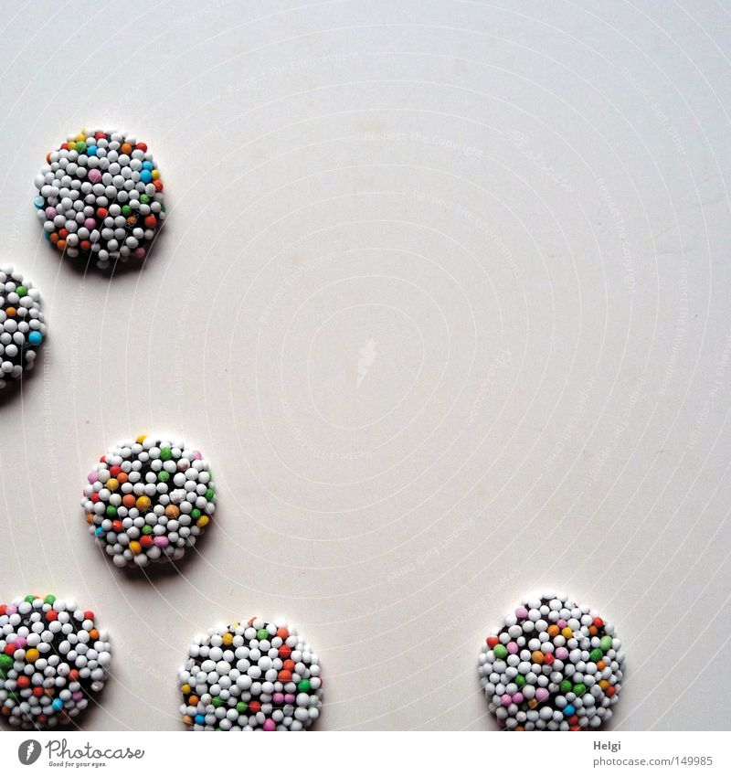kleine Schokoladenbonbons mit bunten Zuckerstreuseln auf weißem Hintergrund Süßwaren süß Bonbon Streusel Kugel lecker Ernährung Weihnachten & Advent flach