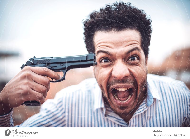 Überzeugter attraktiver Mulattemann mit einer Gewehr Mann Erwachsene Afro-Look niedlich schwarz weiß gefährlich Pistole Mörderin Waffe schießen Mafia töten