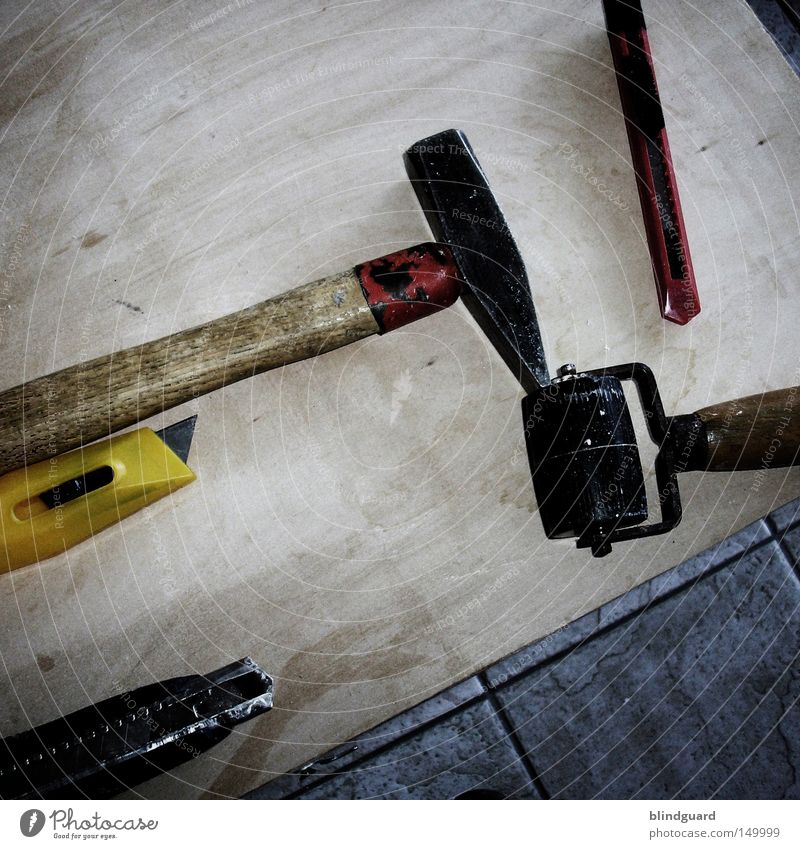 Die Jungs Renovieren Photocase Hammer Messer Werkzeug Rolle Holz Boden gelb rot Handwerk Handwerker verschönern Umbauen Softwareaktualisierung tapezieren