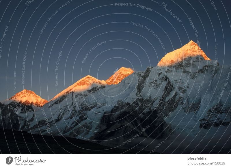Everest und andere Berge Nepal Himalaya Spuren spurenlesen Eis Stein Sonnenuntergang Klettern steigen besteigen Aufsteiger Berge u. Gebirge Asien Gleise