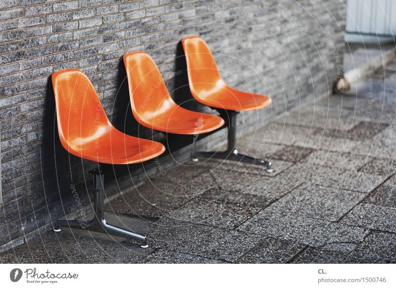 sitzecke Design Möbel Stuhl Mauer Wand Sitzgelegenheit Sitzecke Sitzreihe sitzen orange Kontakt Langeweile Pause Farbfoto Außenaufnahme Menschenleer