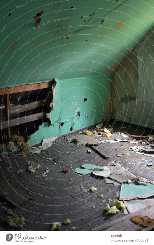 Wer wohnte in der Wand ? Raum desolat verfallen dreckig leer Penthouse grün türkis Gebäude Vergänglichkeit Zerstörung demoliert alt Loch Neigung
