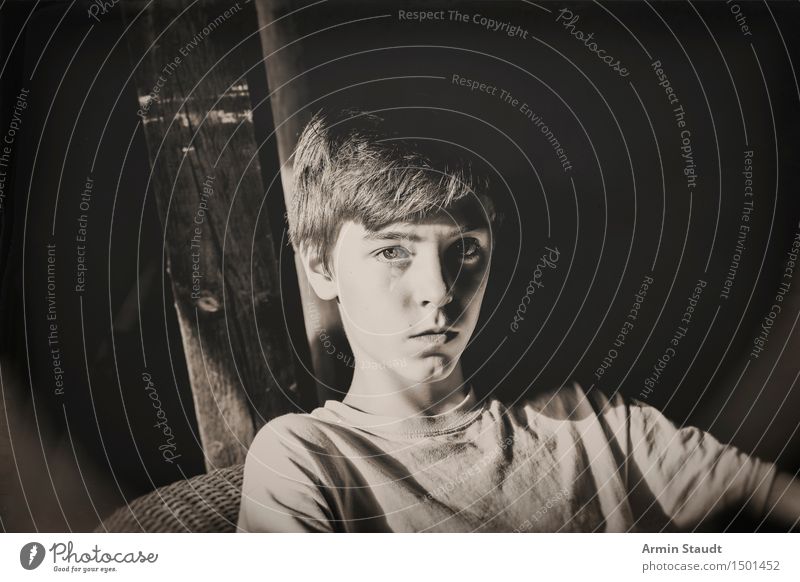 Porträt einen Jugendlichen in Schwarz Weiß Lifestyle Stil Design schön Sinnesorgane Erholung ruhig Sessel Dachboden Mensch maskulin Junger Mann Kopf 1