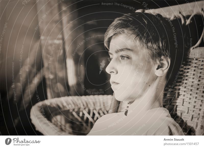 Schwarz Weiß Bild eines Jugendlichen in einem Korbsessel Lifestyle Stil Design schön Sinnesorgane Erholung ruhig Dachboden Mensch maskulin Junger Mann Kopf 1