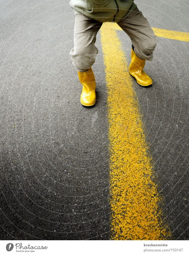 Spiel ohne Grenzen gelb Linie Streifen Asphalt Stiefel Hose Parkplatz Schuhe grau Kindergärtnerin Gummistiefel Kindheit Verkehrswege