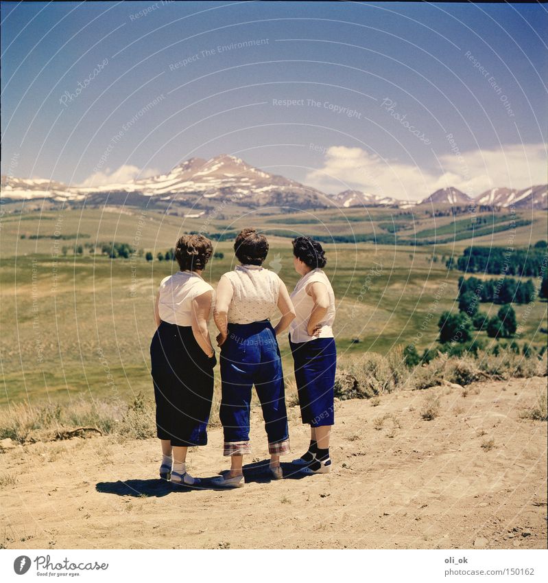 3 Damen vom Grill Ferne Berge u. Gebirge Frau Erwachsene Menschengruppe Landschaft Pause Fünfziger Jahre Farbfoto Außenaufnahme Tag Zentralperspektive