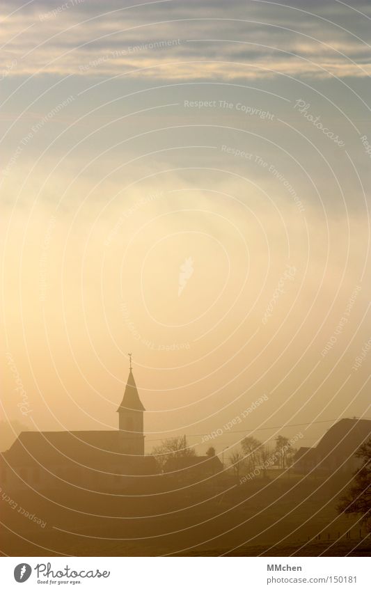 SchattenRiss Nebel Dunst unklar Religion & Glaube Kirche Kirchturm Turmspitze Eifel Dorf Schall Licht Wetter Herbst Silhouette Gotteshäuser Perspektive