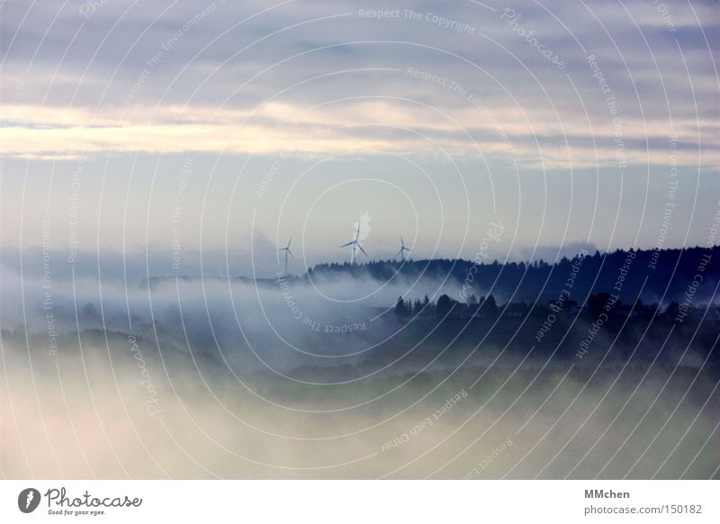 Am Rande der Welt Nebel Nebelbank Wald Dorf Wohnsiedlung mystisch Windkraftanlage Eifel Herbst Wetter Aussicht blau grau Panorama (Aussicht) Himmel groß