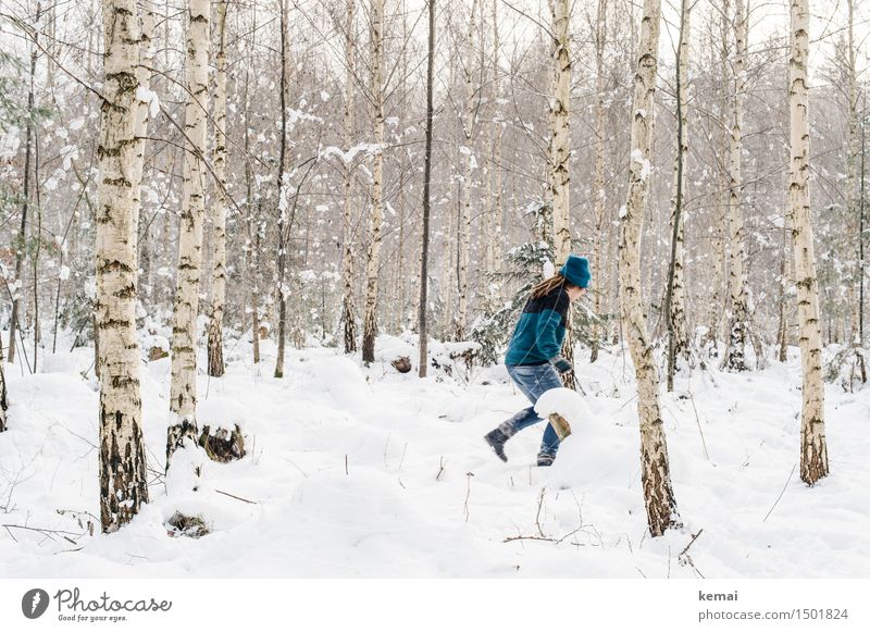 Mensch rennt durch Birken im winterlichen verschneiten Wald Lifestyle Stil Freizeit & Hobby Spielen Abenteuer Freiheit Winter Schnee feminin Frau Erwachsene