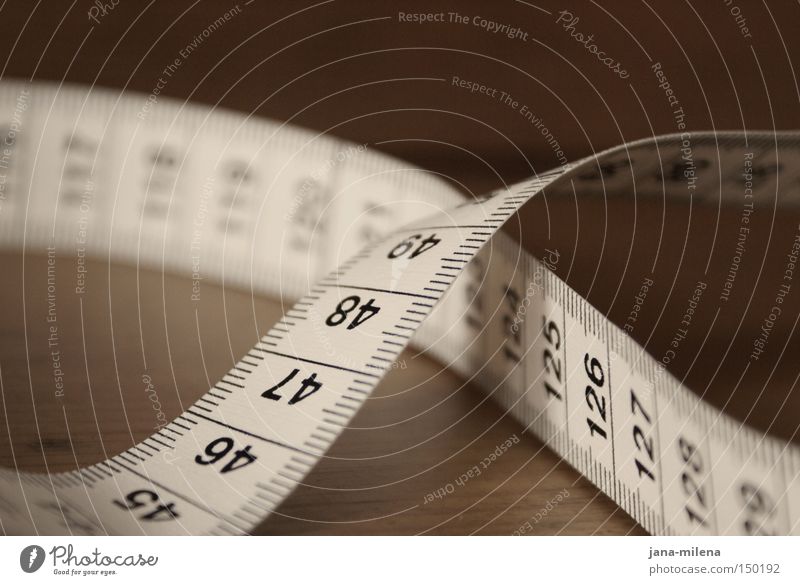 acht Maßband Zollstock messen Maßeinheit Body-Mass-Index dünn Schneider Tisch kreuzen gekreuzt Meter Zentimeter Ziffern & Zahlen Gesundheit Schwäche